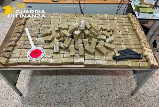 Civitavecchia - Guardia di finanza - Panetti di hashish