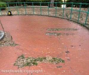 Viterbo - La pista di pattinaggio di pratogiardino Lucio Battisti nel degrado