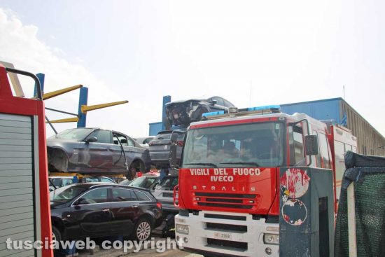 Montefiascone - Incendio in un'autodemolizioni a "Pian di Monetto"