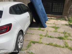 Viterbo - Un divano appoggiato a una macchina in piazza Santa Maria Nuova