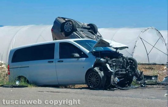 Montalto di Castro - Frontale tra un'auto e un furgoncino auto verso la Caletta del Moro