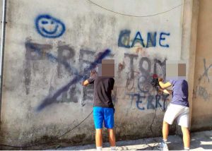 Nepi - Muri imbrattati al centro anziani , alcuni giovani ripuliscono le scritte