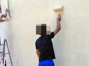 Nepi - Muri imbrattati al centro anziani , alcuni giovani ripuliscono le scritte
