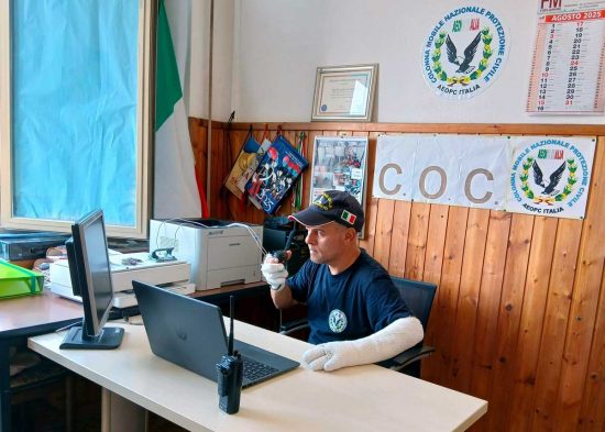 Alessandro Sacripanti coordina i volontari dalla sala radio
