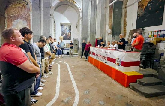 Rito della vestizione, consegnate le divise agli undici nuovi facchini di Santa Rosa