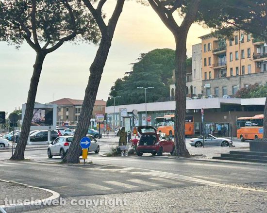 Viterbo - La consigliera comunale Alessandra Croci immortalata mentre parcheggia sul marciapiede