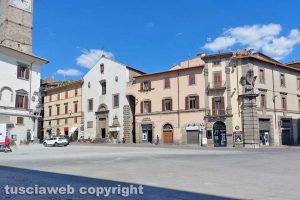 Viterbo - Piazza del comune liberata dal cantiere