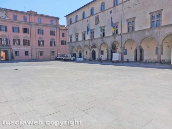 Viterbo - Piazza del comune liberata dal cantiere