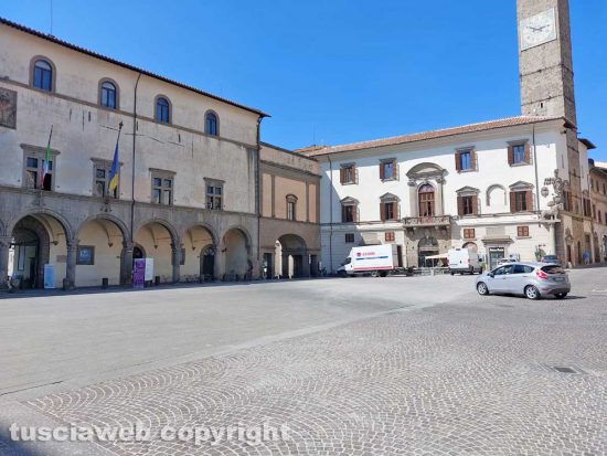 Viterbo - Piazza del comune liberata dal cantiere