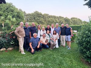 Gli alunni e il maestro Giuseppe De Santis della scuola elementare "Tommaso Tittoni" di Bracciano