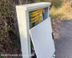 Viterbo - Via Monti Cimini - Colonnina Enel danneggiata