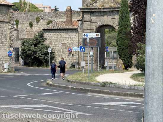 Viterbo - Ferragosto - Porta Faul - Due turisti