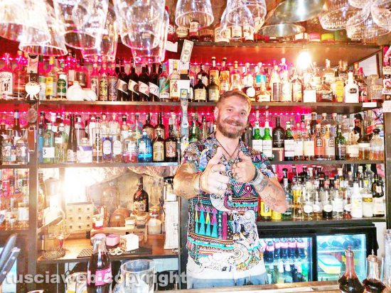 Viterbo - San Pellegrino di notte - Manfredi Samperi, proprietario-del pub 'Al-77'