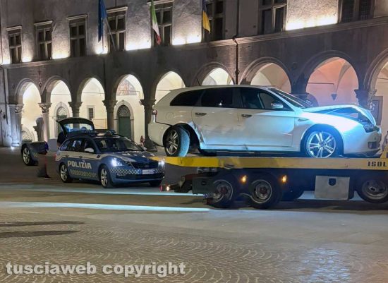 Viterbo - Auto impazzita semina il terrore nel centro storico e viene bloccata a piazza del Comune