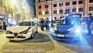 Viterbo - Auto impazzita semina il terrore nel centro storico e viene bloccata a piazza del Comune