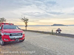 Montefiascone - Una barca si ribalta nel lago - Due giovani dispersi - I vigili del fuoco
