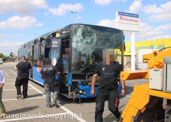 Viterbo - Autobus fuori strada sulla Cassia Nord