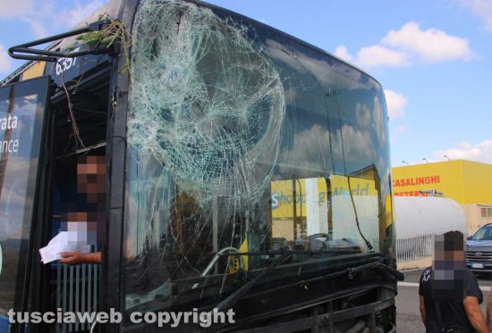 Viterbo - Autobus fuori strada sulla Cassia Nord