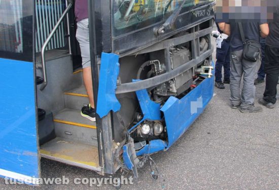 Viterbo - Autobus fuori strada sulla Cassia Nord