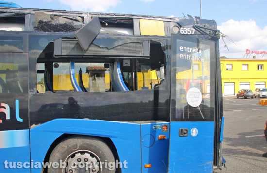 Viterbo - Autobus fuori strada sulla Cassia Nord