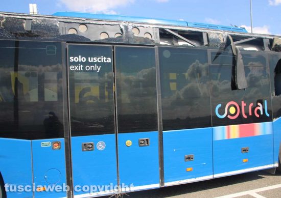 Viterbo - Autobus fuori strada sulla Cassia Nord