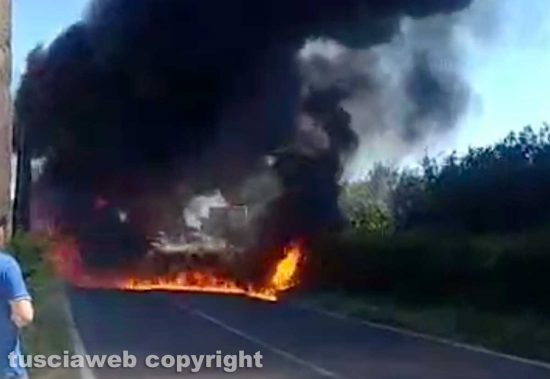 Vetralla - Trattore in fiamme sulla Cassia