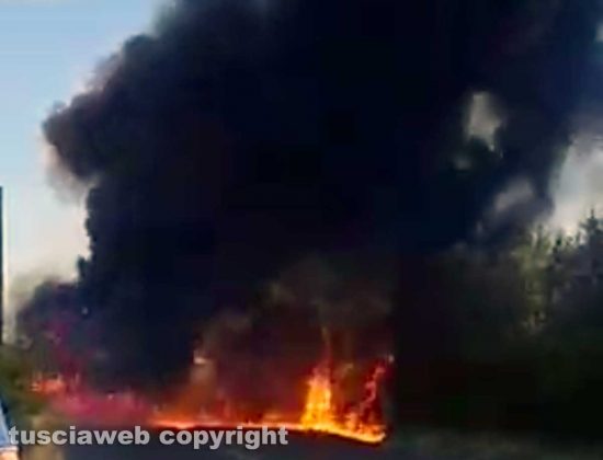 Vetralla - Trattore in fiamme sulla Cassia