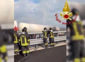 Ponzano Romano - Cisterna gpl in fiamme sull'A1 - I vigili del fuoco