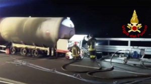 Ponzano Romano - Cisterna gpl in fiamme sull'A1 - I vigili del fuoco