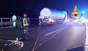 Ponzano Romano - Cisterna gpl in fiamme sull'A1 - I vigili del fuoco