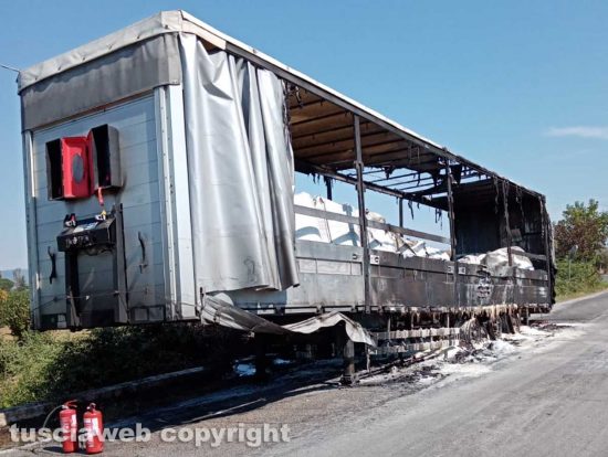 Ronciglione - Camion in fiamme su strada Massarella