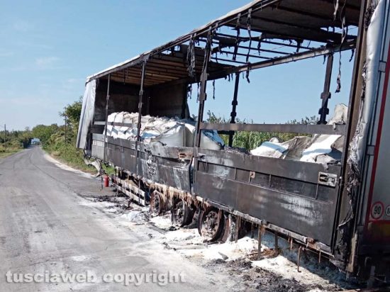 Ronciglione - Camion in fiamme su strada Massarella