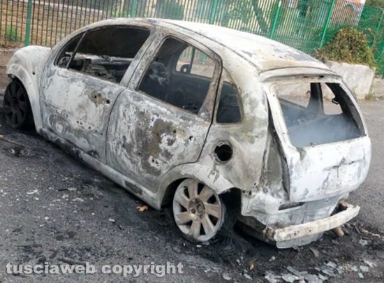 Civita Castellana - Auto avvolta dalle fiamme