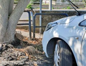 Viterbo - Parcheggio selvaggio davanti il passaggio pedonale per disabili