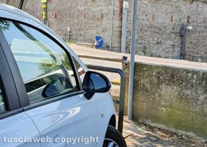 Viterbo - Parcheggio selvaggio davanti il passaggio pedonale per disabili