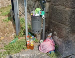 Viterbo - Immondizia alla porta del Carmine