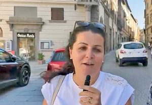 La sindaca Chiara Frontini a piazza del Comune davanti alle auto in sosta vietata