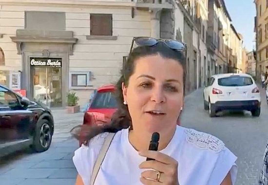 La sindaca Chiara Frontini a piazza del Comune davanti alle auto in sosta vietata