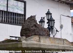 Colombia - La copia del meteorite di Santa Rosa de Viterbo sulla piazza principale
