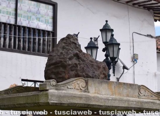 Colombia - Il meteorite di Santa Rosa de Viterbo sulla colonna