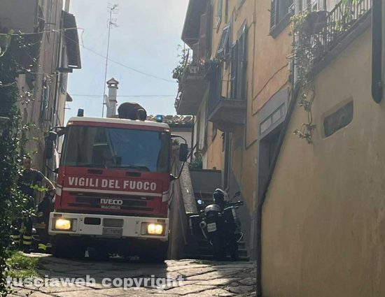 Viterbo - Vigili del fuoco in via della Morra