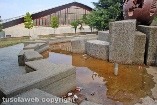 Viterbo - La Fontanasfera in pessime condizioni