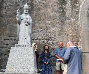 Soriano nel Cimino - La statua in peperino di papa Niccolò III