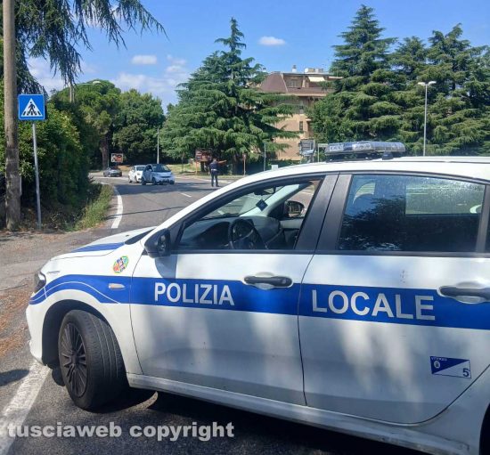 Viterbo - Scontro auto-moto sulla Cimina - La polizia locale