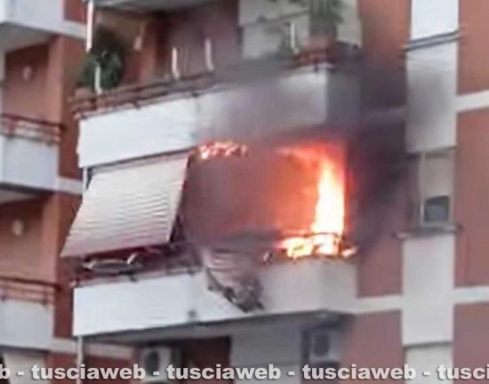 Civita Castellana - Appartamento in fiamme in via Berlinguer
