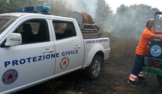 Bassano Romano - Maxi-incendio in via Poggio Polveroso, fiamme a pochi metri dalle case