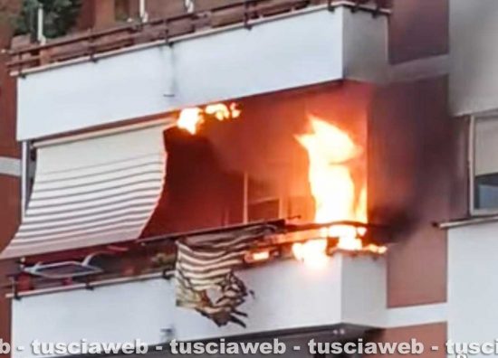 Civita Castellana - Appartamento in fiamme in via Berlinguer