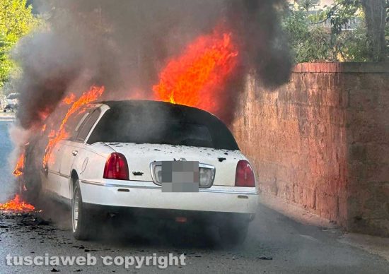 Vetralla - Limousine in fiamme in via del Fosso Grande