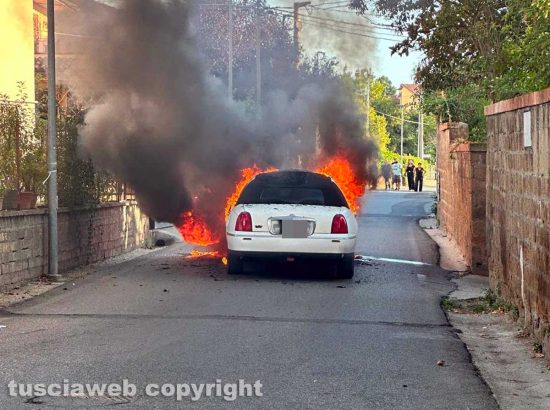 Vetralla - Limousine in fiamme in via del Fosso Grande