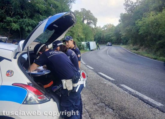 Viterbo - Furgone si ribalta sulla Cimina - La polizia locale